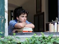 حصل الشاب جيمس إفوري على جائزة أفضل سيناريو مقتبس عن فيلم "Call Me By Your Name". ويحكي الفيلم عن شاب اكتشف مثليته الجنسية.