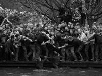 حملت عنوان - Royal Shrovetide Football – للمصور "أوليفر سكارف" - المملكة المتحدة
