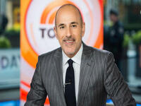 "مات لوير" وهو أشهر مقدمي البرامج الإخبارية في الولايات المتحدة، فصل من قناة NBC بعد اتهامه بالتحرش الجنسي بزميلته في العمل حين أعطاها هدية كانت عبارة عن "أداة جنسية".