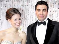 بعد مرور 3 أشهر من زواج إيمان العاصي من رجل الأعمال نبيل زانوسي وإعلانها اعتزال التمثيل،‍ فاجأت الجميع بنبأ طلاقها بعدما قامت بتحرير محضر في قسم شرطة مدينة الشيخ زايد‍، تتهم فيه زوجها باختطافها واحتجازها بشقته 