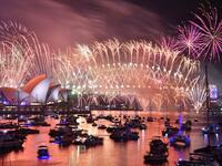 New Year's Eve fireworks erupt over Sydney's iconic Harbour Bridge and Opera House during the fireworks show on January 1, 2019. 
PETER PARKS / AFP