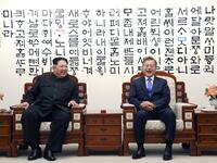  North Korea's leader Kim Jong Un (L) and South Korea's President Moon Jae-in (R)  pose for a photo during their summit in the Peace House building on the southern side of the truce village of Panmunjom on April 27, 2018. Korea Summit Press Pool / AFP
