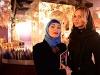 ارتدى الضيوف ملابس تتناسب مع طبيعة وتقاليد المكان؛ ما يعنى ضمنا الفساتين الطويلة الأكمام، غير المكشوفة الصدور، وأغطية الرأس، ومنهم من حصل عليه كهدايا.
