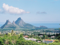 وأتت جزر القمر سادساً وذلك بسبب عدم توافر أي من عناصر تهديد سياسية أو اقتصادية أو اجتماعية أو أمنية أو صحية على سكان العاصمة موروني. حيث إن موروني بموقعها الجغرافي بإفريقيا بعيدة عن الصراعات السياسية ولم تقحم موروني نفسها كطرف في أي صراع سياسي عربي.