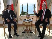 French President Emmanuel Macron (L) speaks with Turkish President Recep Tayyip Erdogan during their meeting at Vahdettin Mansion in Istanbul on October 27, 2018. (Kayhan OZER / AFP / POOL)