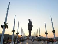 Indian policemen stand guard near the "Statue Of Unity". (SAM PANTHAKY / AFP)