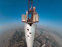 Selfies on Dubai skyscraper (Twitter)