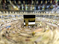 Muslims in ready for praying facing the Kaaba at Masjidil Haram in Makkah, Saudi Arabia (Shutterstock/File Photo)