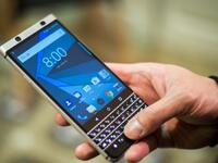 BlackBerry KEYone : 
سيكون مزودًا بلوحة مفاتيح كاملة في عودة إلى البداية، وسيأتي مع شاشة بحجم 5.5 إنش بدقة وضوح 1280 × 720 بيكسل، وسيضم معالجا من كوالكوم من نوع Snapdragon 425، بالإضافة إلى 4 جيجابايت من ذاكرة الوصول العشوائية، مع مساحة تخزين داخلية 32 جيجابايت.