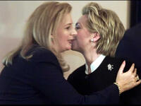 Hillary Clinton kisses Suha Arafat