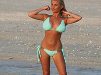 Billie Faiers bared a lot and showed she’s still got it even after having given birth to her firstborn babe. She and her lil’ cutie took a splash at the sea in the UAE. 