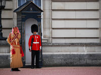 london Buckingham palace guards Muslim spoof