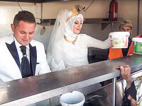 Turkish couple invite refugees to wedding