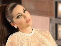 بالرغم من صغر سنها وعدم انجابها للاطفال برعت الفنانة السورية نسرين طافش بتجسيد دور الام في  “جلسات نسائية” وأدت دور “هالة” الأم الأرملة التي تتعامل مع ابنتها كصديقة خصوصاً عندما تقع في حب (باسم ياخور) فيدخلان في علاقة حب قاسية بسبب رفض ابنتها زواجهما. 