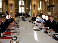 French President Emmanuel Macron (2ndR) and South Korean President Moon Jae-in (2ndL) attend a meeting at the Elysee Palace in Paris, on October 15, 2018. (PHILIPPE WOJAZER / POOL / AFP)


