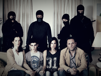 فيلم رهائنHostages : تقع أحداث الفيلم في جورجيا السوفييتية عام 1983، إذ تجري تحضيرات زواج (نيكا) و(آنا) على قدمٍ وساق؛ حيث إنه يوم عظيم لعائلتيهما الراقيتين، بالنسبة للعروسين وأصدقائهما، ما هي إلا جزء من خطة الإخفاء، إذ دبروا هروبًا متهورًا من الاتحاد السوفييتي. 