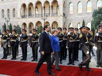 Lebanese Prime Minister Saad Hariri (L) receives German Chancellor Angela Merkel (C) inspect an honour guard as she arrives at the prime minister's office in the Lebanese capital Beirut, June 21, 2018. (AFP/Anwar Amro)