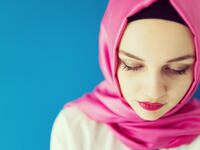 Esarp 'Turkish style'. It is a silk piece of square fabric, styled around the head and neck. (Shutterstock)