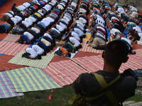 Muslims, who fled the violence in Marawi, pray during Eid in Iligan, Philippines, on June 25, 2017. The military offensive against fighters linked to Daesh continues in the city of Marawi. Weapons only rested for a few hours, after a ceasefire was declared to mark the end of the holy month of Ramadan.