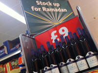 A no-go during Ramadan: Alcohol. In most Arab countries, Liqueur shops are closed during the holy month. So stock up your reserves for the upcoming four weeks! Certainly, this is not what is meant to be done. Or is it? At least expats are running into the stores, trying to get the last drop before it is too late. So there is some truth to this ad.