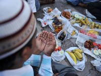 Most Muslims break their fast with fruits, dates and some milk, juice or water. This snack, which is often taken before the evening prayer, provides quick energy and reflects the chosen snack of the Prophet Muhammad (PBUH).