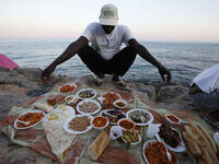 Many Muslims who have arrived in Europe as refugees struggle to get enough food for Iftar. Travelers are usually exempted from fasting. Yet, many refugees still keep Ramadan, given the Holy Month’s spiritual and religious importance. Often, they depend on food deliveries, which makes it difficult to maintain their Ramadan customs.