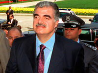 رفيق الحريري:
انتقد رئيس الوزراء اللبناني الراحل رفيق الحريري شارون في مؤتمر صحفي قائلا: "إن اسم شارون مرتبط بذكرى مؤلمة للبنانيين" وقال محذّراً من انتخابه لرئاسة الوزراء ومذكراً بتاريخه الدموي: "نستطيع ان نقول ان عملية السلام ستتعرض لنكسة كبيرة».