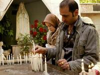 يتميز عيد الميلاد في العراق بالاحتفالات المتبادلة بين الطوائف حيث يشعل المسلمون الشموع في الكنيسة متمنين لجيرانهم المسيحين عاما طيبا، وقد ألغي قداس منتصف الليل لهذا العام لدواعٍ أمنية بسبب العنف الذي شهده العراق قبلا.
