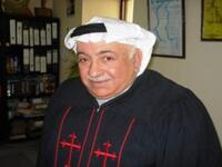 بينما يعد المسيحيون الخليجيون قلائل جدا هذا إن وجدوا أصلا؛ تحتضن الكويت مجموعة من المسيحيين العرب يبلغ عددها ٣٠٠ فردا. يتمتع أفراد هذه المجموعة بحقوق المواطنة الكويتية كاملة ويظهر في الصورة قس الطائفة الذي يرتدي الزي التقليدي تزينه ياقة رجل الدين.
