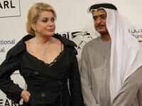 الممثلة الفرنسية كاترين دونوف في صورة مع رئيس مهرجان دبي السينمائي الدولي عبد الحميد جمعة.