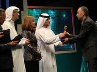 الشيخ سعيد بن محمد بن راشد آل مكتوم يسلم جائزة المهر لأفضل فيلم للمخرج اللبناني جورج الهاشم عن فيلمه رصاصة طايشه.