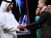 الشيخ سعيد بن محمد بن راشد آل مكتوم يسلم جائزة لجنة التحكيم الخاصة للمخرج الأردني محمد الحشكي عن فيلمه مدن الترانزيت.