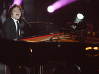 Jamie Callum entertains the audience.