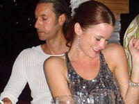 المعتصم: كان حتى وقت قريب نجما صاعدا، وفى عام 2008 طلب 2,1 مليار دولار لإنشاء وحدة عسكرية أو أمنية شبيهة بالوحدة التى يقودها شقيقه خميس.