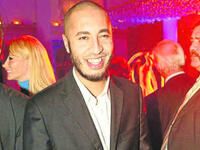 سيف العرب -  أوقفته الشرطة الألمانية في عدة مناسبات بسبب الأصوات المزعجة بسبب سيارته الفيراري التي جعلت سكان ميونيخ يثورون.