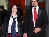 عمر (29 عاما) وزوجته جين فليكس -أو زينة الصباح- (54 عاما)، لفتا الانتباه إليهما عند استئجار أم بديلة لتحمل توأمهما.