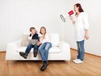 "يامربي في غير ولدك ياباني في غير ملكك" مثله" الولد الذي ليس من ظهرك.. كل ما جن افرحله" ويدعو فيه الناس بكل انانية إلى اهتمام كل شخص بأطفاله أو بما يخصه فحسب، وأن يشمت بغيره.