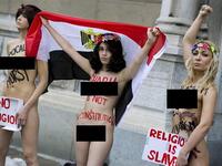 Egyptian naked blogger strips for Sharia law