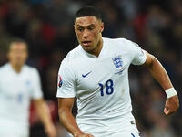 لاعب الوسط الإنجليزي أليكس أوكسلايد تشايمبرلين: عانى من إصابة في الركبة مرتين الأولى في مباراة أمام برشلونة، والثانية خلال التدريبات مع آرسنال ليغيب بالتالي عن اليورو.