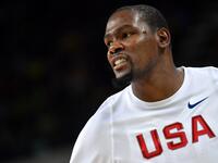 المركز الخامس: لاعب منتخب الولايات المتحدة وغولدن ستايت ووريرز كيفين ديورانت (كرة سلة): شكل انتقاله عام 2015 من أوكلاهوما سيتي ثندرز إلى ووريرز أفضل فريق في دوري السلة الأميركي نقطة تحول منحته شهرة واسعة، علاوة على أنه سيتقاضى 53.2 مليون دولار خلال عامين.