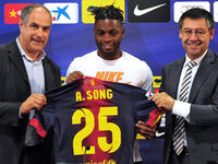 لاعب الوسط الكاميروني أليكس سونغ: انضم لبرشلونة عام 2012 من آرسنال مقابل 19 مليون يورو، لكن أداءه الكارثي دفع النادي للعدول عن رأيه ونقله لخط الدفاع، لكن طريقة لعبه لم تناسب الفريق ليغادر إلى ويست هام يونايتد بعد موسمين سيئين.