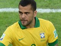 4ـ البرازيلي داني ألفيش: انتقل من إشبيلية إلى برشلونة مقابل 30 مليون يورو. يعد من أفضل لاعبي الظهير في العالم، حصد العديد من البطولات منذ قدومه إلى البارسا عام 2008، يستعد لخوض مغامرة المونديال مع البرازيل.