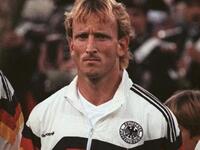 الظهير والجناح الألماني أندرياس بريمه، فاز بكأس العالم 1990، بعتبر من أبرز منفذي الركلات الحرة والكرات العرضية وضربات الجزاء في التاريخ. 