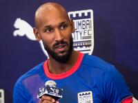 المهاجم الفرنسي نيكولا أنيلكا (مومباي سيتي): اعتنق الإسلام عام 2004 حينما تواجد في الإمارات، كما أخذ اسم عبد السلام بلال، وقد كشف أن الإسلام ساعده على التكيف مع الظروف الصعبة.