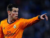 الويلزي غاريث بايل: انتقل من توتنهام لريال مدريد مقابل 80 مليون جنيه استرليني، انصب كل التركيز على الجناح الويلزي الصيف الماضي في أحد أطول المفاوضات في تاريخ سوق الانتقالات حتى انتقل صاحب الـ 24 عاماً في النهاية للريال وبات اللاعب الأغلى في التاريخ.