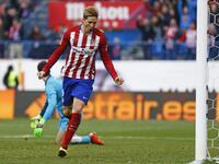 المهاجم الإسباني فيرناندو توريس (من ميلان إلى أتلتيكو مدريد) عام 2015 على سبيل الإعارة.