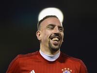 الجناح الفرنسي فرانك ريبيري (بايرن ميونخ): تعرض لحادث خطير تسبب بالندبات الواضحة على وجهه عام 1985، وقد اعتنق الإسلام عام 2002 بتأثير من زوجته وهيبة بلهامي، وبات مسلماً ملتزماً في السنوات الأخيرة.