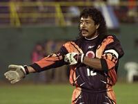 الكولومبي رينيه هيغيتا: حارس عرف بتصدياته البهلوانية، سجن لـ 7 أشهر إثر تورطه في عملية خطف مع تاجري المخدرات الشهيرين بابلو إسكوبار وكارلوس مولينا حيث سلم أموال الفدية للحصول على مكافأة مالية ضخمة.