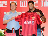 7- البرازيلي هالك (شنغهاي الصيني): 320 ألف جنيه استرليني أسبوعياً (17 مليون سنوياً).