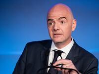 جياني إنفانتينو: لم ينعم بمنصبه في رئاسة فيفا، إذ سرب في الأوراق أنه وقع في 2006 و2007 حين كان مسؤولاً عن القسم القانوني في يويفا عقداً مع مالكي شركة كروس ترايدينغ الذين حصلوا على حقوق البث التلفزيوني لدوري أبطال أوروبا في أميركا الجنوبية، ثم باعوها على الفور بثلاثة أضعاف السعر.